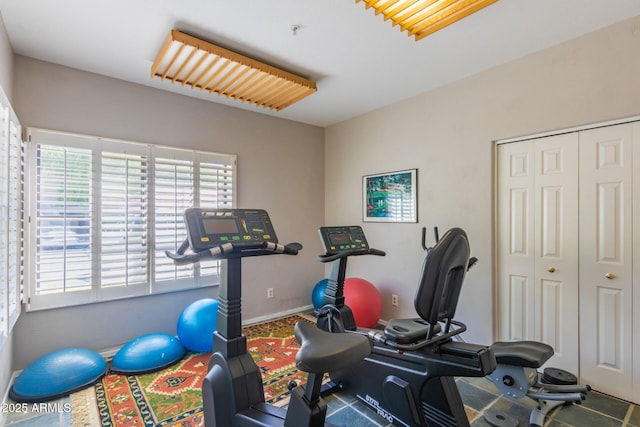 exercise area featuring baseboards