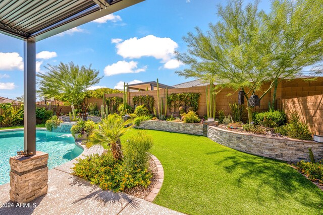 view of yard featuring a fenced in pool