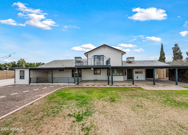 view of front of home featuring a patio and a front lawn