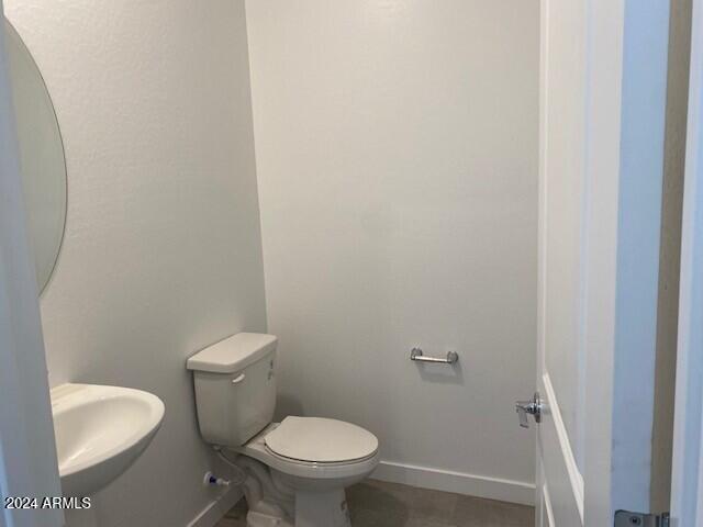 bathroom featuring sink and toilet