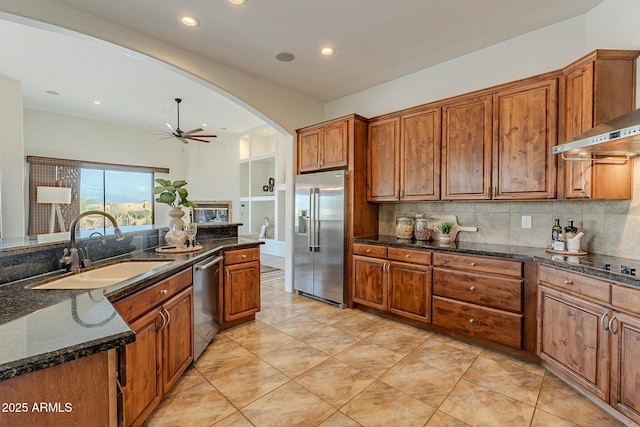 28423 N 139th St, Scottsdale, AZ 85262 - kitchen with tasteful backsplash, stainless steel appliances, a sink, a ceiling fan, and brown cabinets