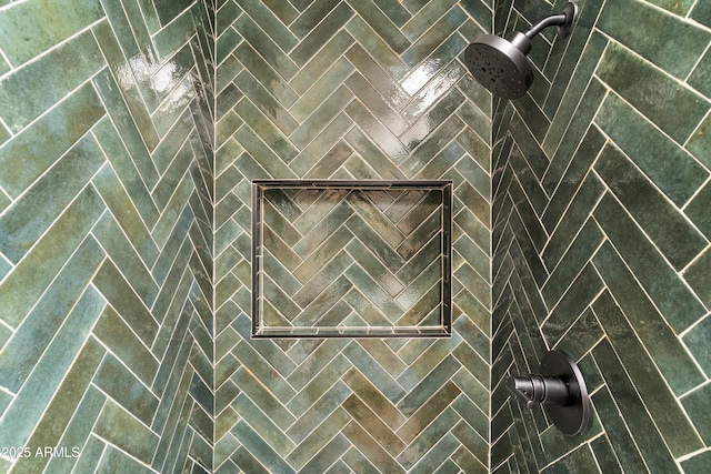 details featuring tiled shower