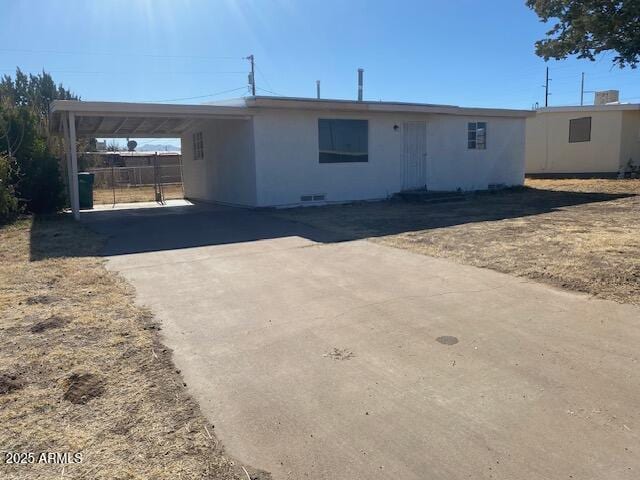 manufactured / mobile home featuring a carport