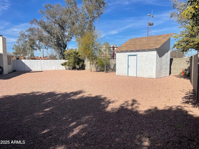 view of yard featuring a shed