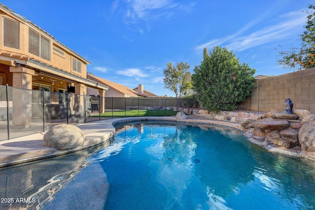 view of swimming pool