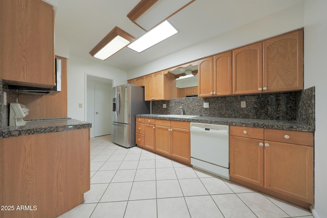 kitchen with stainless steel fridge with ice dispenser, a sink, stove, dishwasher, and backsplash