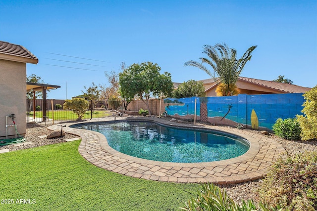 view of swimming pool featuring a yard