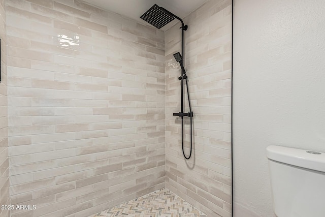 5526 N 77th Way, Scottsdale, AZ 85250 - bathroom with a tile shower and toilet