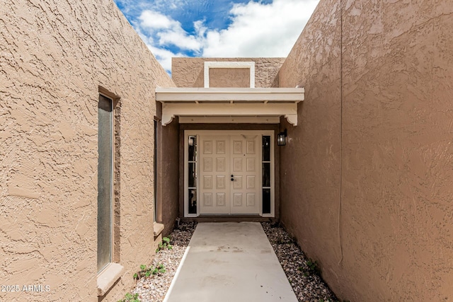 5526 N 77th Way, Scottsdale, AZ 85250 - doorway to property with stucco siding