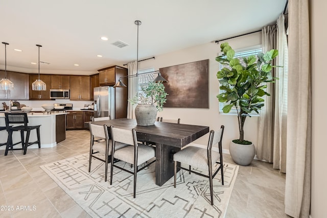 dining room featuring recessed lighting, visible vents, and baseboards