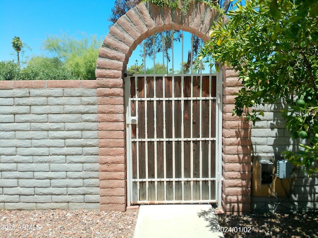 6139 E Voltaire Ave, Scottsdale, AZ 85254 - view of gate