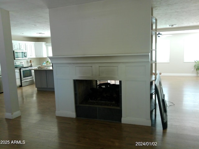 6139 E Voltaire Ave, Scottsdale, AZ 85254 - living area featuring wood finished floors, a fireplace, and ceiling fan