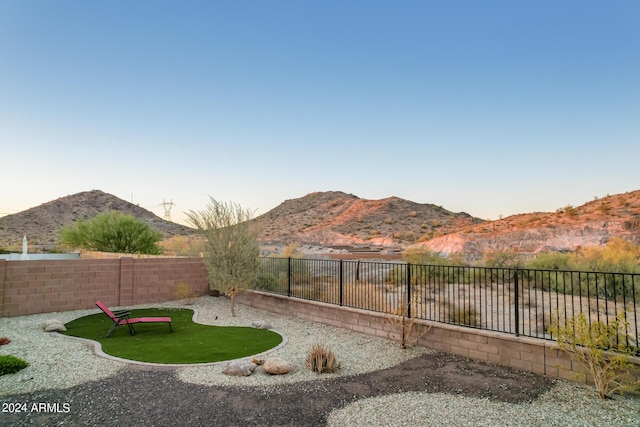 view of yard featuring a mountain view