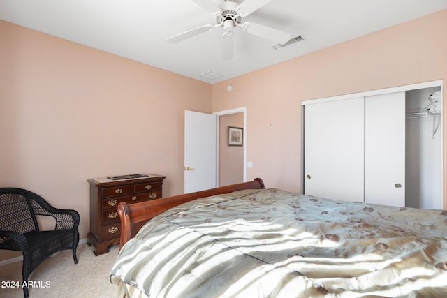 bedroom featuring ceiling fan and a closet