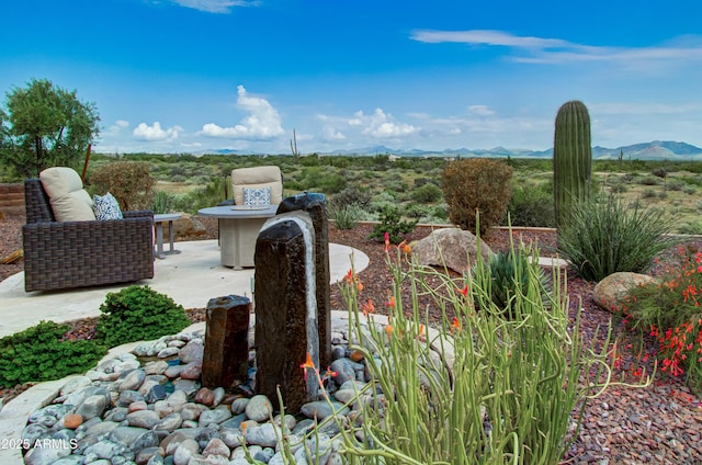 view of yard with a mountain view