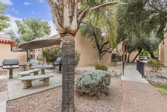 3119 W Cochise Dr Unit 111, Phoenix, AZ 85051 - view of yard featuring a patio