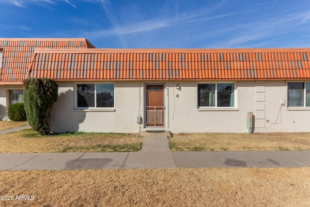 view of front of property featuring a front yard