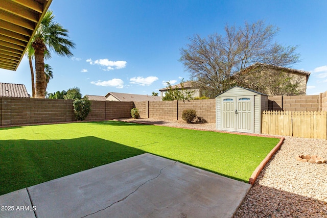 view of yard featuring a patio, a storage unit, an outdoor structure, and a fenced backyard