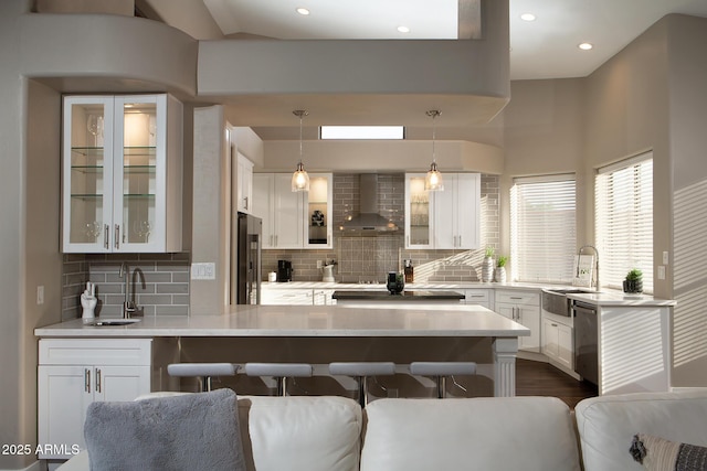 14424 N 64th Pl, Scottsdale, AZ 85254 - kitchen featuring wall chimney exhaust hood, a sink, a peninsula, a breakfast bar area, and recessed lighting