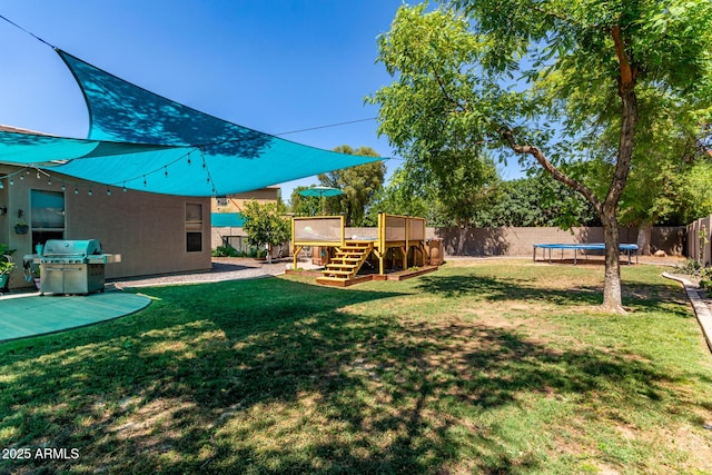 557 S Lemon Ct, Gilbert, AZ 85296 - fenced backyard featuring a trampoline and a deck
