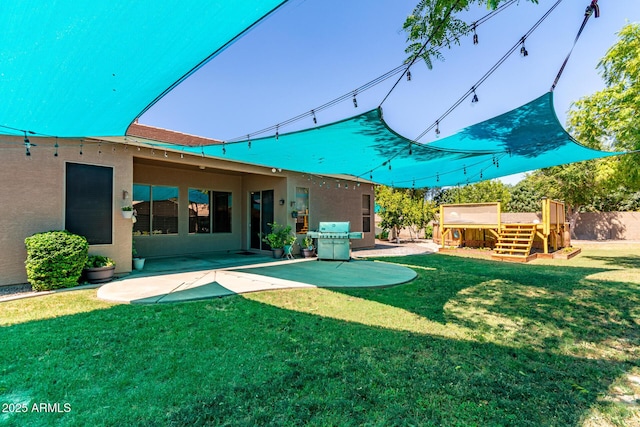 557 S Lemon Ct, Gilbert, AZ 85296 - view of grassy yard featuring a patio