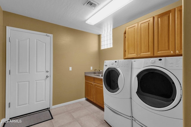 13827 N Mesquite Ln, Fountain Hills, AZ 85268 - laundry room with washing machine and clothes dryer, light tile patterned flooring, visible vents, cabinet space, and a sink