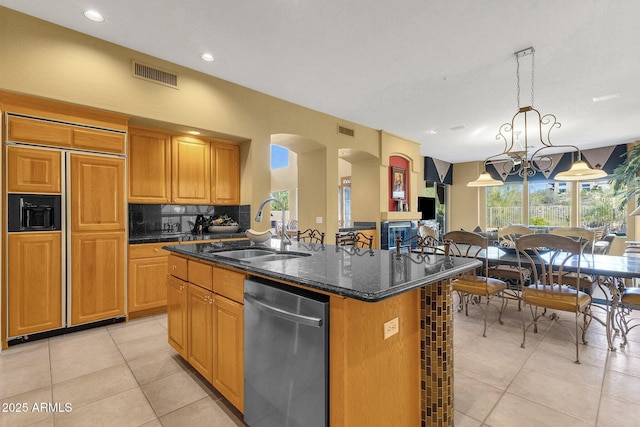 13827 N Mesquite Ln, Fountain Hills, AZ 85268 - kitchen with a sink, visible vents, stainless steel dishwasher, and an island with sink