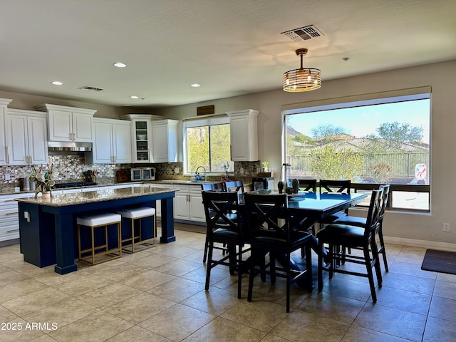 dining room with visible vents, recessed lighting, and baseboards