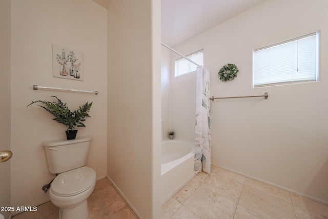 full bath featuring toilet, baseboards, and shower / tub combo with curtain