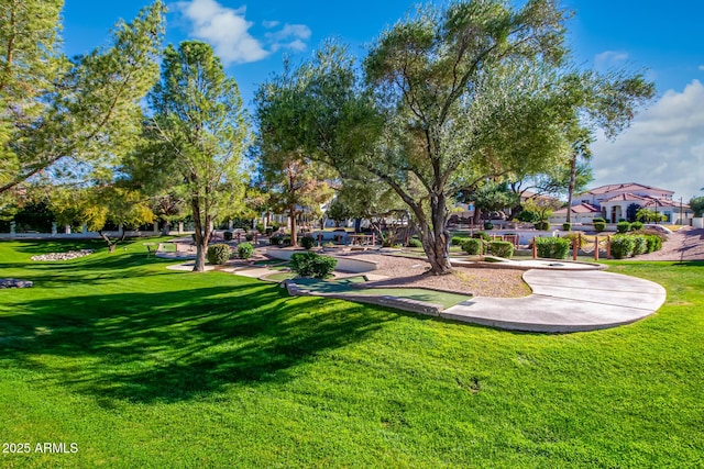 1442 W Laurel Ave, Gilbert, AZ 85233 - surrounding community featuring a yard and an area to practice putting