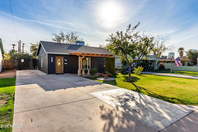 view of front of house featuring a front yard