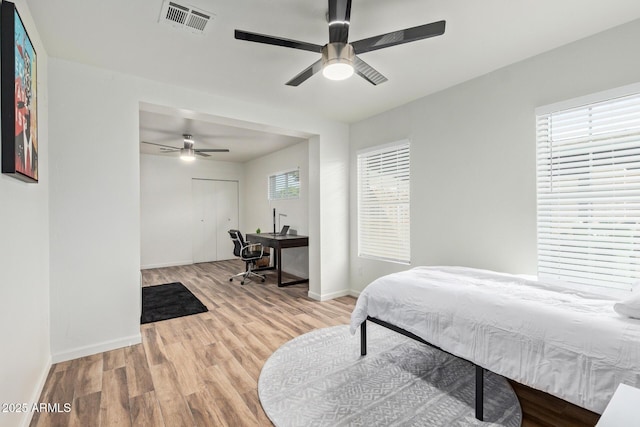 6628 N 2nd Ave, Phoenix, AZ 85013 - bedroom featuring light wood-style flooring, baseboards, a desk, and a ceiling fan