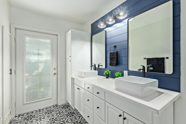 6628 N 2nd Ave, Phoenix, AZ 85013 - full bath with double vanity and baseboards