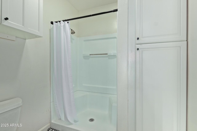 6628 N 2nd Ave, Phoenix, AZ 85013 - bathroom with a shower with shower curtain, toilet, and baseboards