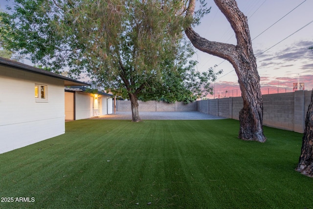 6628 N 2nd Ave, Phoenix, AZ 85013 - view of yard featuring a patio area