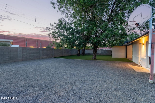 6628 N 2nd Ave, Phoenix, AZ 85013 - yard at dusk featuring basketball court