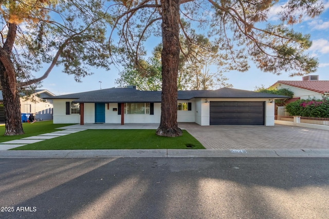6628 N 2nd Ave, Phoenix, AZ 85013 - single story home featuring an attached garage, driveway, and a front yard