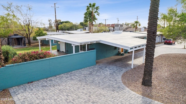 view of front facade featuring a carport and driveway