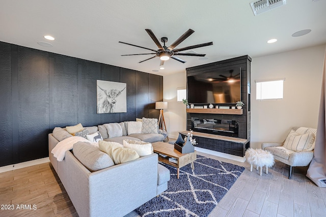 living area featuring a ceiling fan, recessed lighting, wood finished floors, and visible vents