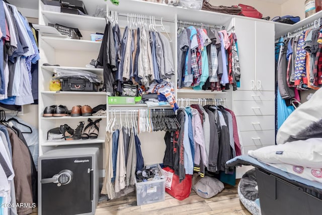 walk in closet with hardwood / wood-style floors