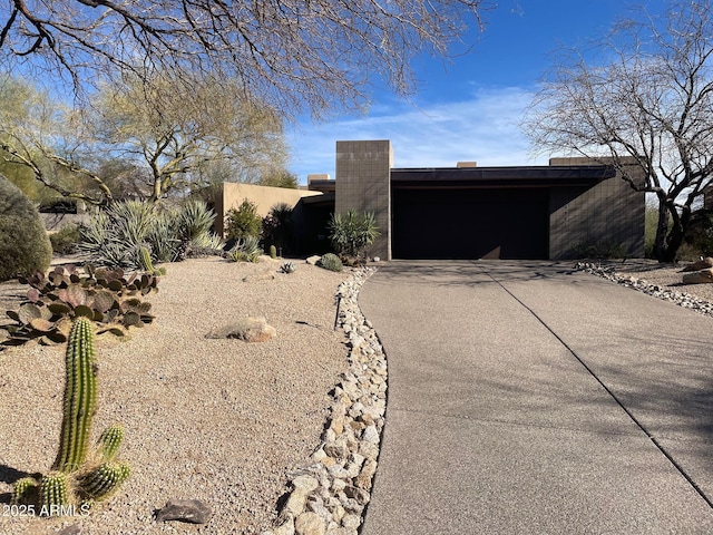 view of front facade featuring driveway and a garage