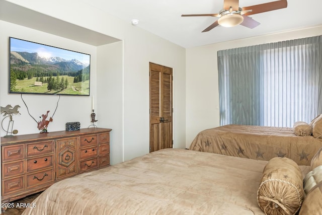 bedroom featuring a closet and ceiling fan