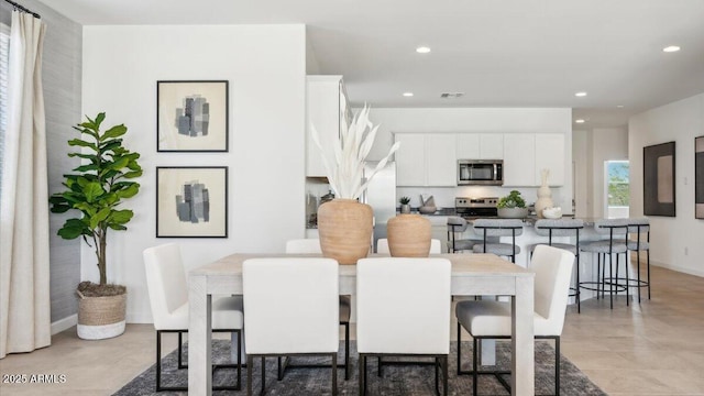 dining area featuring recessed lighting, visible vents, and baseboards