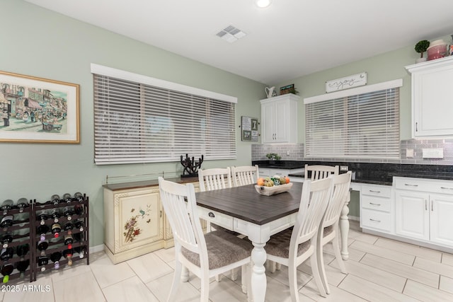 dining room with visible vents and light tile patterned flooring