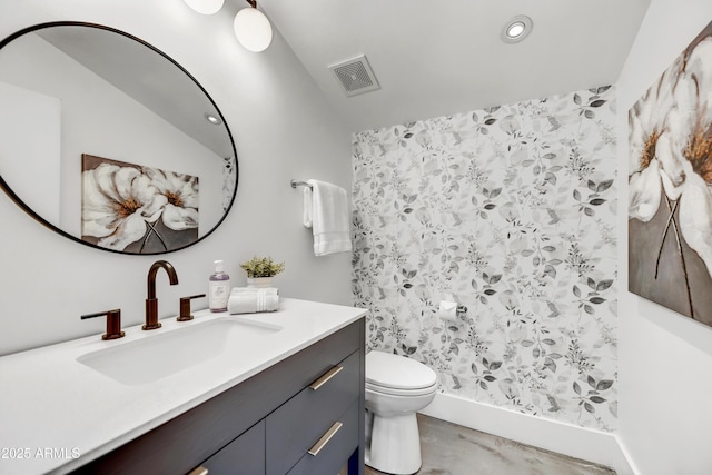 full bath with visible vents, toilet, vanity, and a shower with curtain