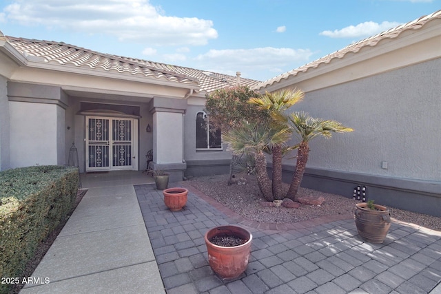 entrance to property featuring a patio area