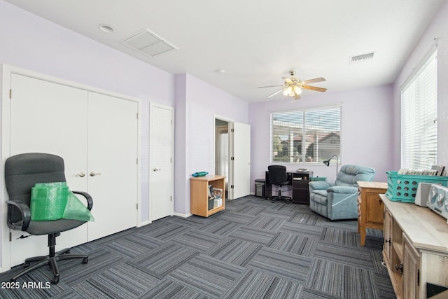 sitting room with ceiling fan