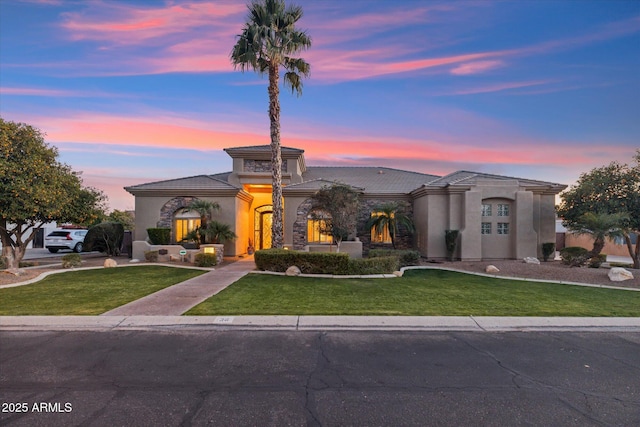 view of front of property featuring a yard