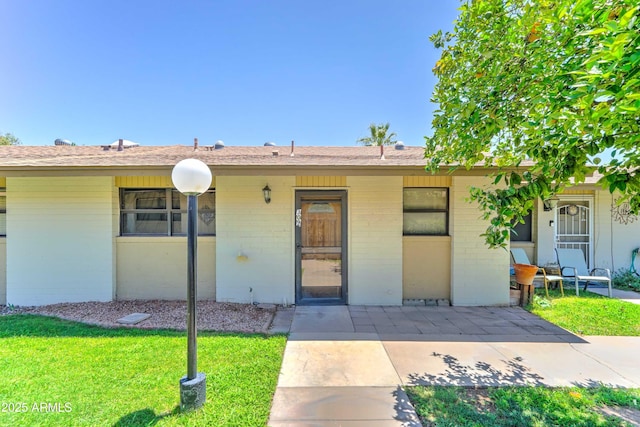 6721 E Mcdowell Rd Unit B309, Scottsdale, AZ 85257 - view of front facade with a front yard and brick siding