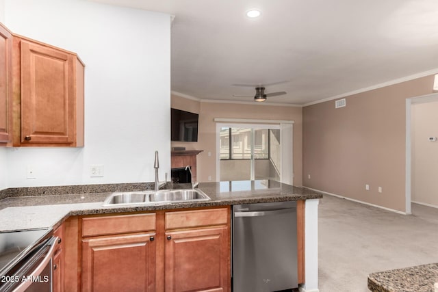 kitchen featuring stainless steel appliances, a sink, visible vents, a ceiling fan, and crown molding